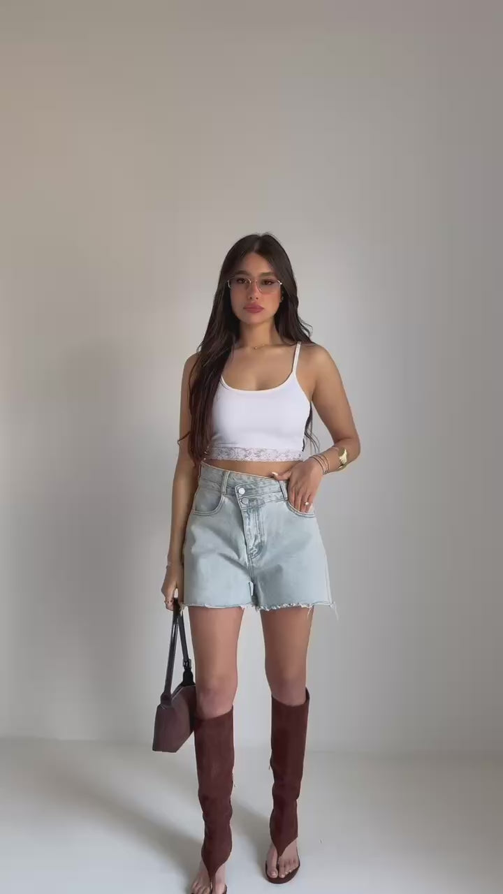 גופיית קרופ בייסיק עם סיומת תחרה יוקרתית