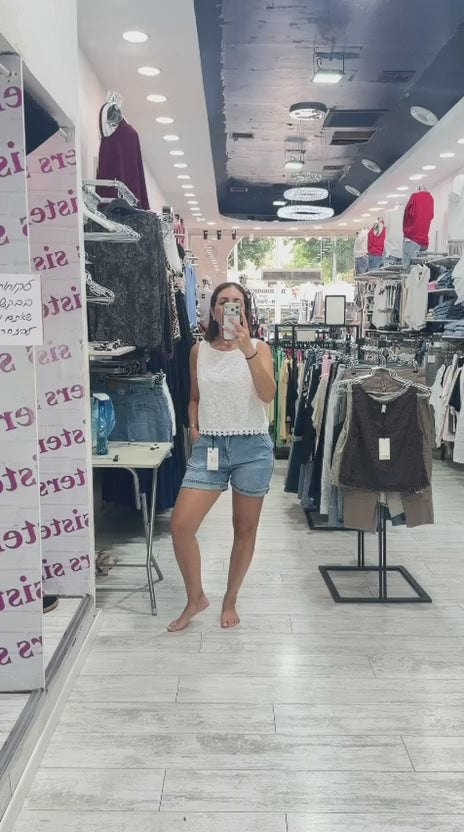 שורט ג'ינס מירי